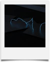 Crépuscule, 2013, 4 plaques aluminium 60 x 90 cm, tasseaux, fil néon flexible | 